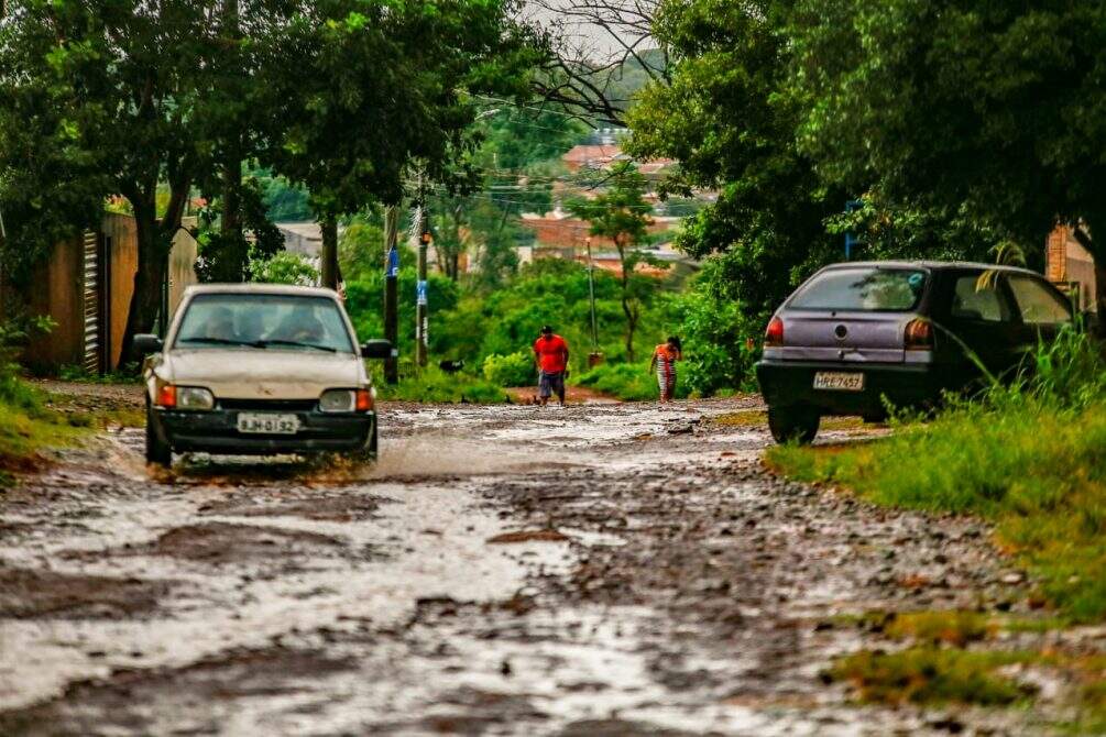 chuva centenario 6 - Rua vira rio com a chuva em Campo Grande e tem até queda d'água no Centenário