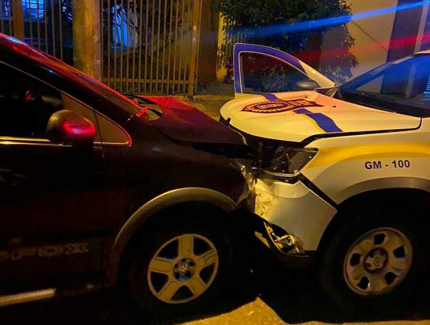 Motorista que colidiu em viatura da Guarda Municipal alega que tomou dose extra de medicamento