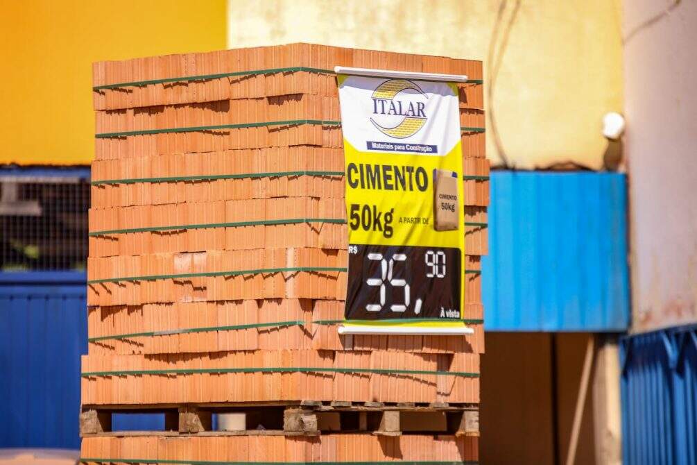 Cimento aumenta mais que mão de obra e encarece em até 50% preço da casa própria em Campo Grande