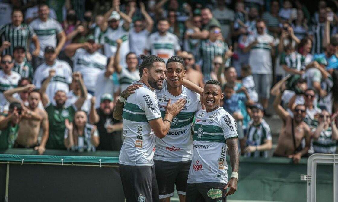 Coritiba estreia no Brasileiro com vitória sobre o Goiás: 3 a 0