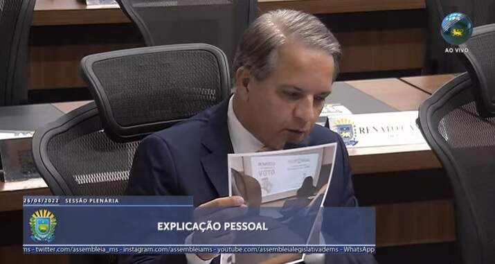 Coronel David segura print de slide com tutorial de como derrotar Bolsonaro nas urna