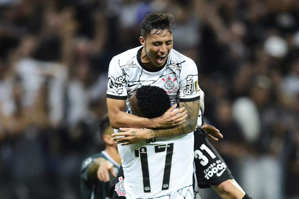 Gol contra bizarro dá ao Corinthians sua primeira vitória na Libertadores