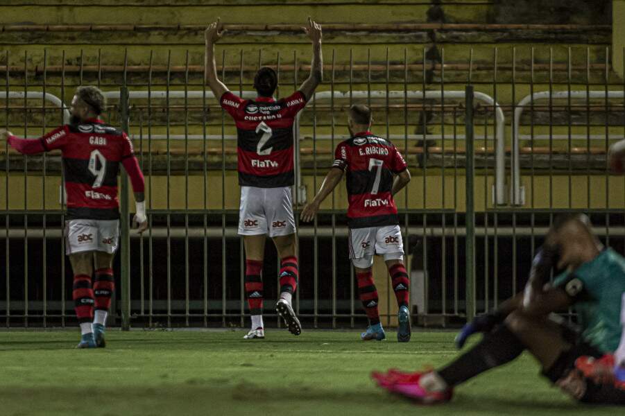 Flamengo é vaiado, leva gol de bicicleta, mas vira em estreia na Copa do Brasil