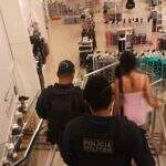 De muleta para fingir deficiência, mulher é presa furtando loja de shopping em Campo Grande