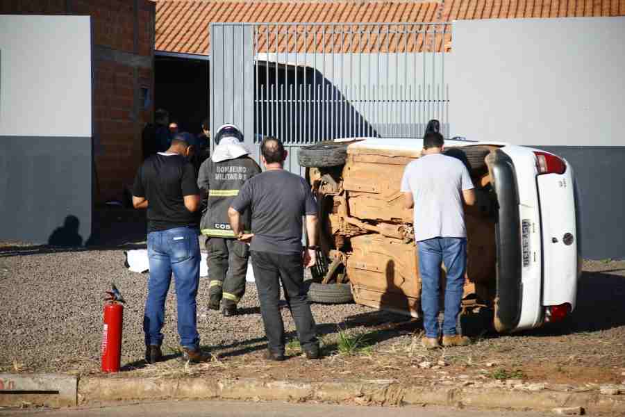 Motorista é executado com 8 tiros dentro do carro e veículo capota em Campo Grande