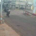 Câmeras mostram quando motociclista é atingido e arremessado por carro que furou sinal em Campo Grande
