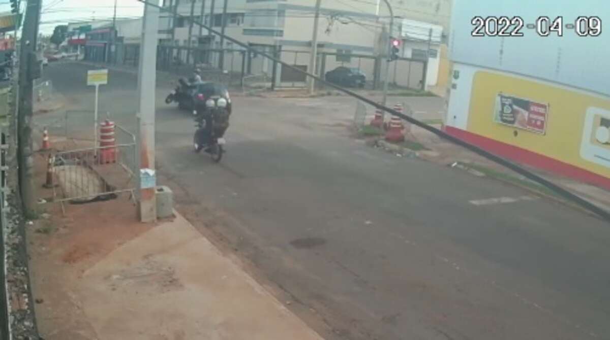 Câmeras mostram quando motociclista é atingido e arremessado por carro que furou sinal em Campo Grande
