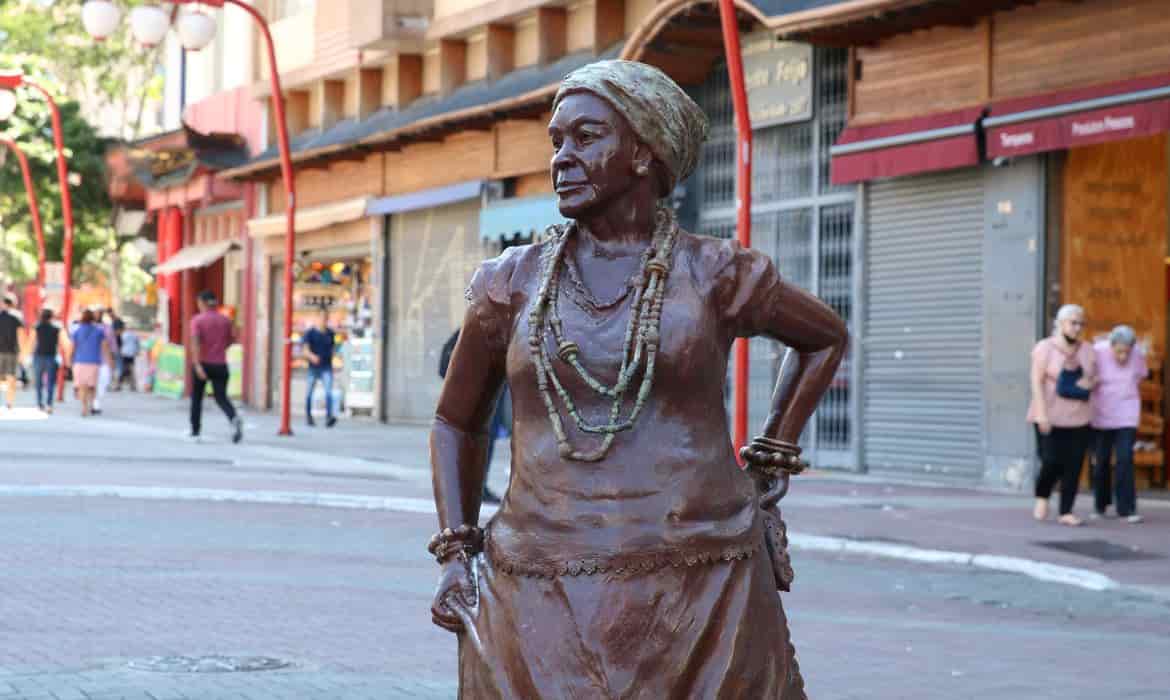 Madrinha Eunice, ícone negro do samba, ganha estátua em praça de SP