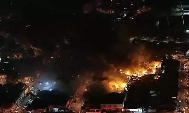 Incêndio destrói galpão próximo ao Aeroporto de Cumbica, em Guarulhos