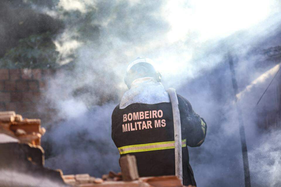 Casa é destruída por incêndio em Campo Grande; vizinhos tentaram apagar fogo
