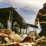 Após incêndio destruir adereços em barracão, escola de samba pede doações de materiais em Campo Grande