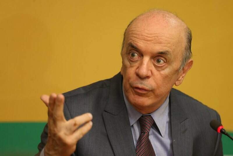 José Serra assina pedido para instalação da 'CPI do MEC'