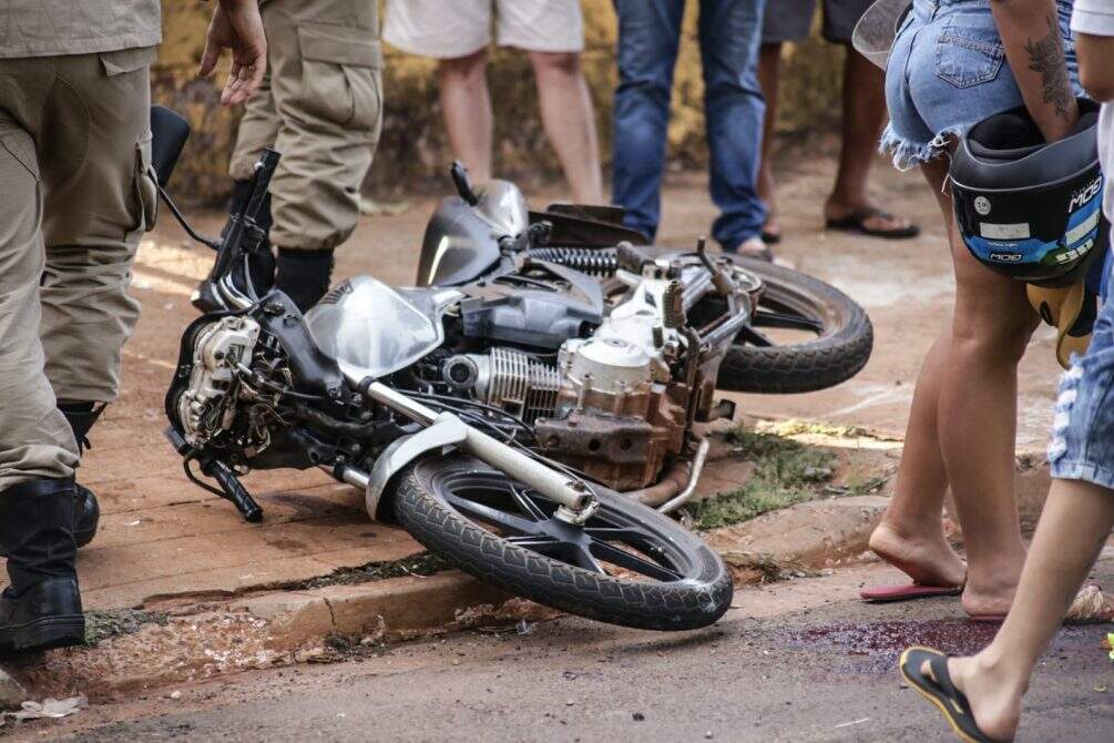 motocilista2 - Motociclista bate em carro, ‘voa’ por cerca de 10 metros e colide contra muro, no Coophasul