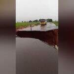 VÍDEO: Chuva faz asfalto ceder e trecho da MS-180 fica interditado em Iguatemi