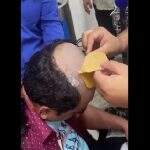 VÍDEO: homem é preso com ouro avaliada em R$ 192 mil em peruca na Índia