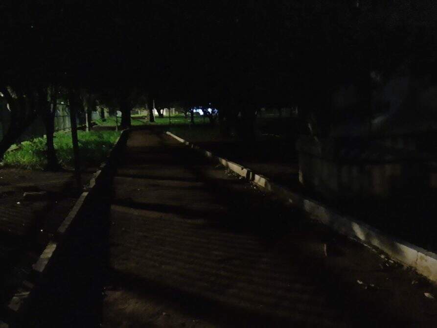 Escuridão de uma das pistas durante a noite.