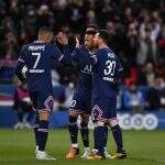 Com gols de Neymar, Messi e Mbappé, PSG goleia Lorient e se aproxima do título francês