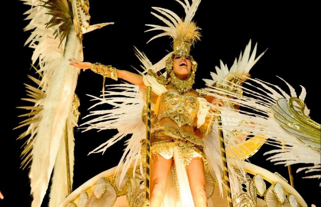 Atriz Priscila Vaz tem estreia triunfal em desfile na Sapucaí
