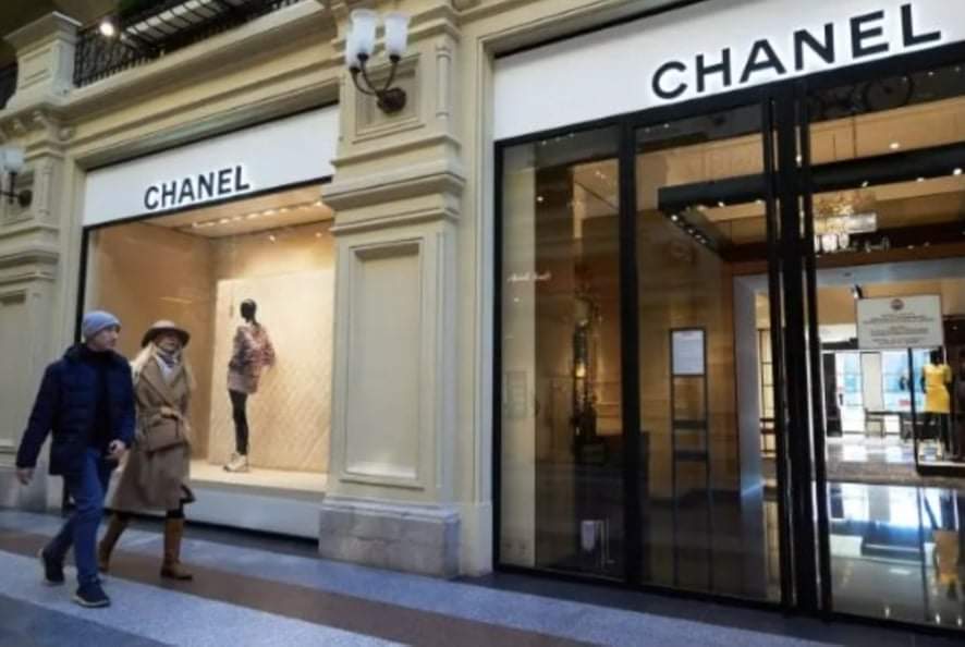 received 1110499762851117 - Influenciadoras russas destroem bolsas Chanel em protesto contra marca