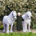 Foto oficial da rainha Elizabeth II na véspera do seu 96° aniversário.