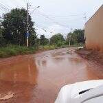 Rua fica alagada e ‘ilha’ morador no bairro Estrela Park após chuva forte