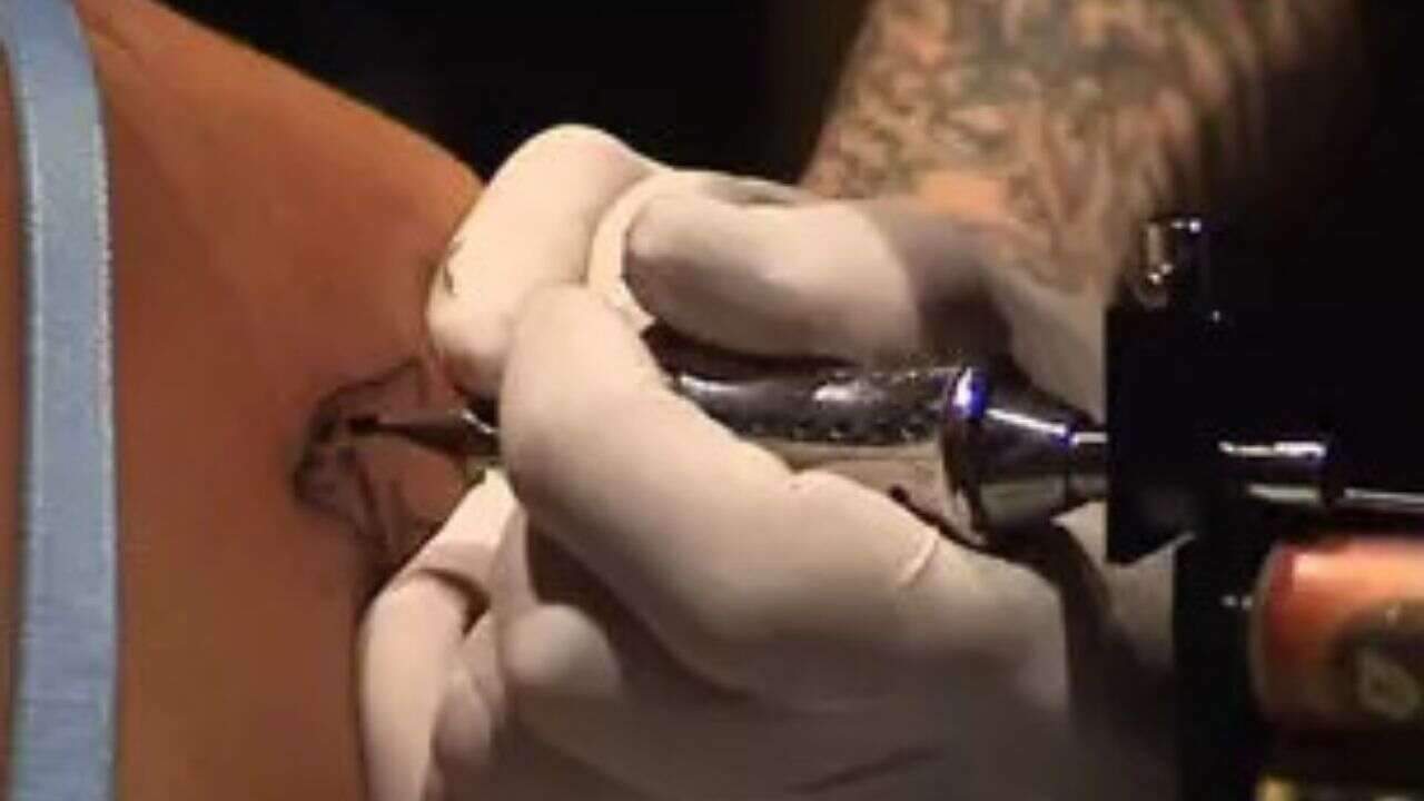 Tatuador é condenado a corrigir tatuagem após escrever 'etérno' no braço de mulher em Campo Grande