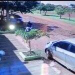 VÍDEO: Casal corre de pistoleiro e um deles atira pedras para escapar de tiros