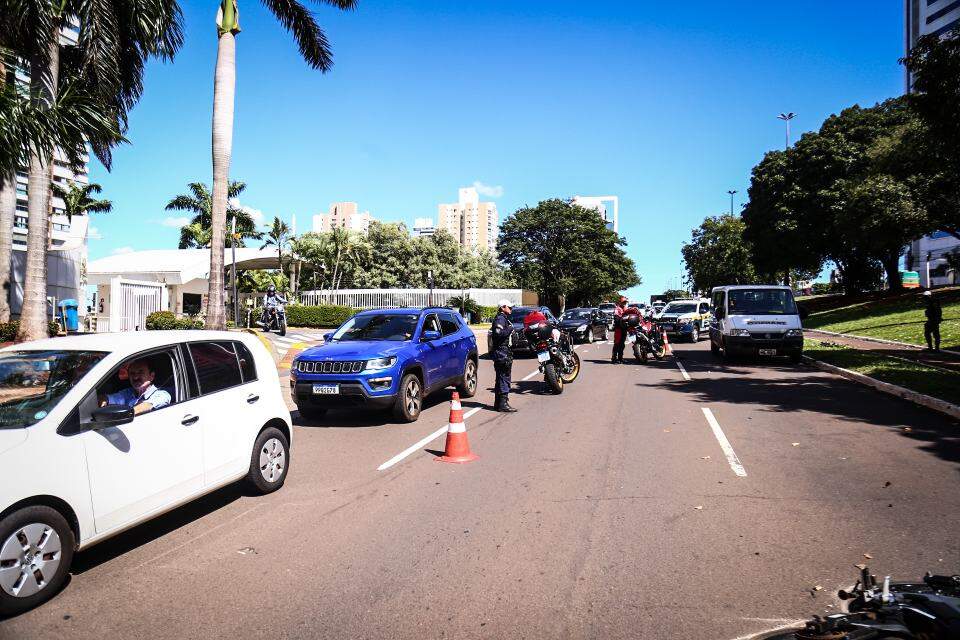 Motociclista bate na traseira de carro e trânsito na Avenida Afonso Pena fica congestionado