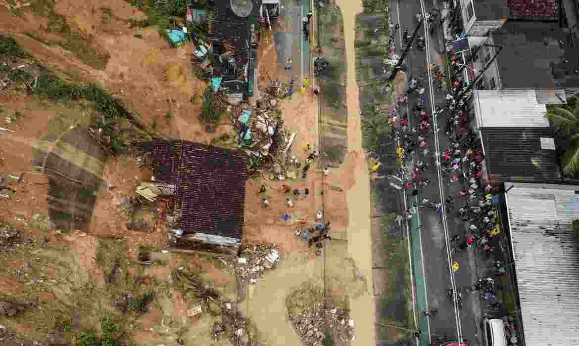Chuvas e deslizamentos deixam 84 mortos na Grande Recife