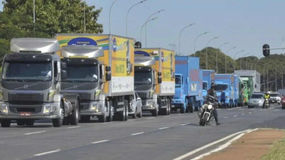 Caminhoneiros criticam alta do diesel e ameaçam parar
