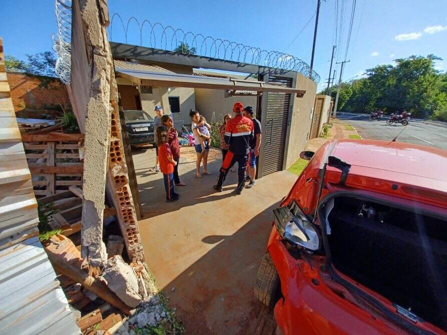 VÍDEO: carro de policial derrapa em brita e bate em muro de casa em Campo Grande