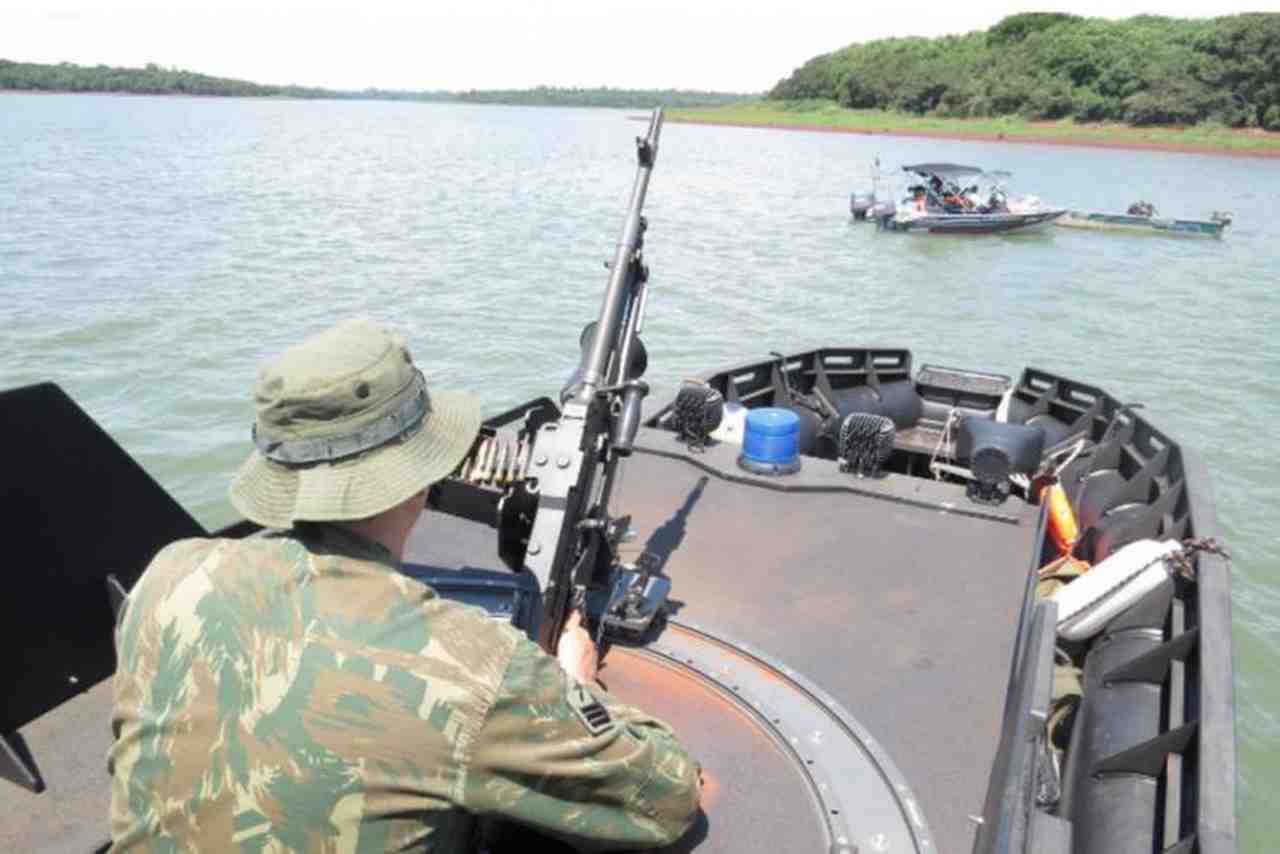 Fuzileiros navais do Brasil executam operação de combate a crimes transnacionais na fronteira de MS