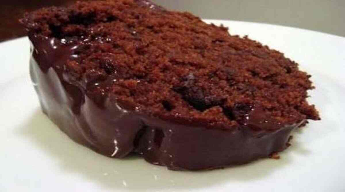 Superfácil de fazer, esse bolo de chocolate só leva 3 ingredientes e fica uma delícia