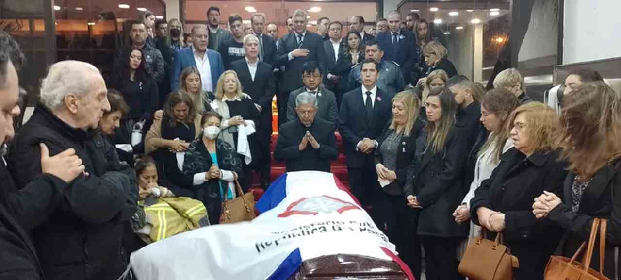 Corpo de promotor assassinado em lua de mel é recebido com homenagens no Paraguai