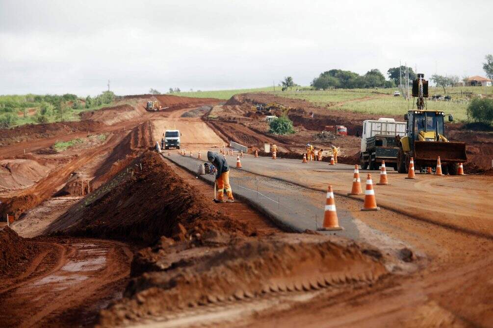 Pavimentação da BR-487, que liga MS ao Paraná, chega a 80% e vai encurtar trajeto em até 20 km