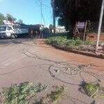 Caminhão arranca fiação elétrica, deixa residência sem energia e foge em Campo Grande
