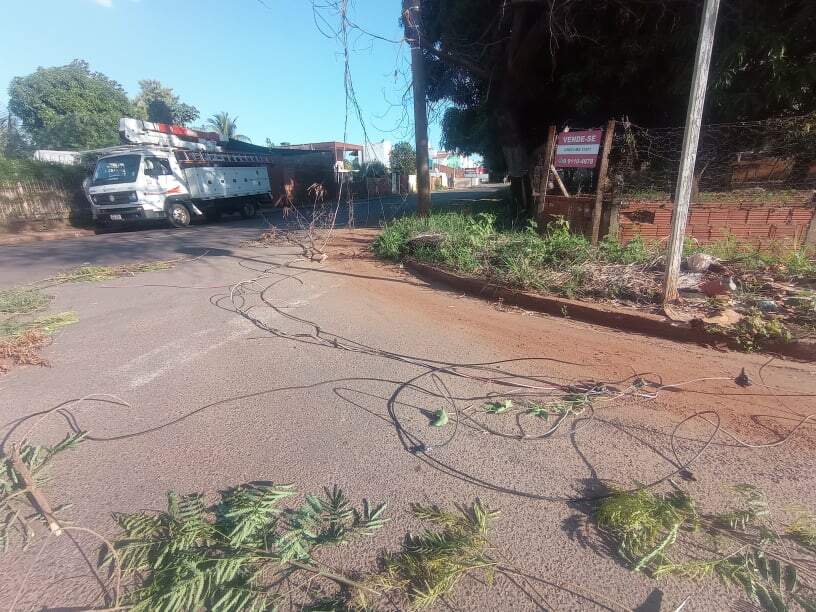 Caminhão arranca fiação elétrica, deixa residência sem energia e foge em Campo Grande