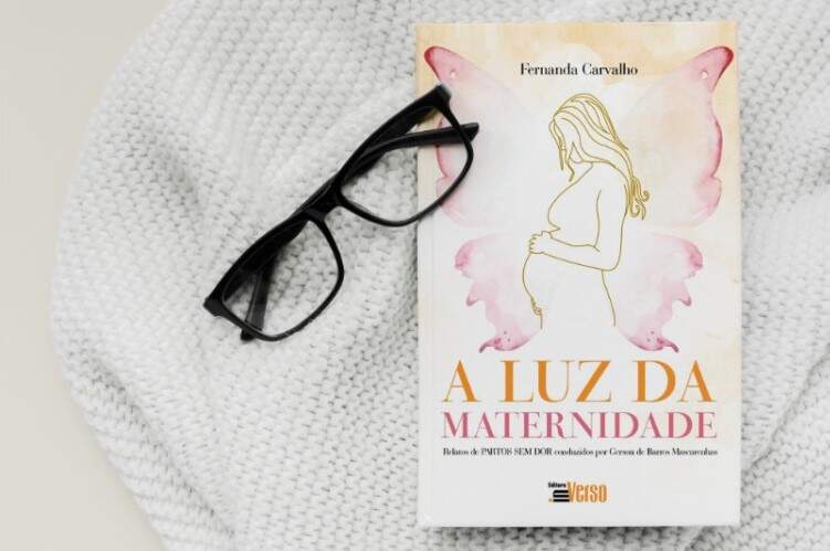 Livro A Luz da Maternidade da jornalista Fernanda Carvalho reune relatos de mulheres que celebram o parto natural FOTO DIVULGACAO 1