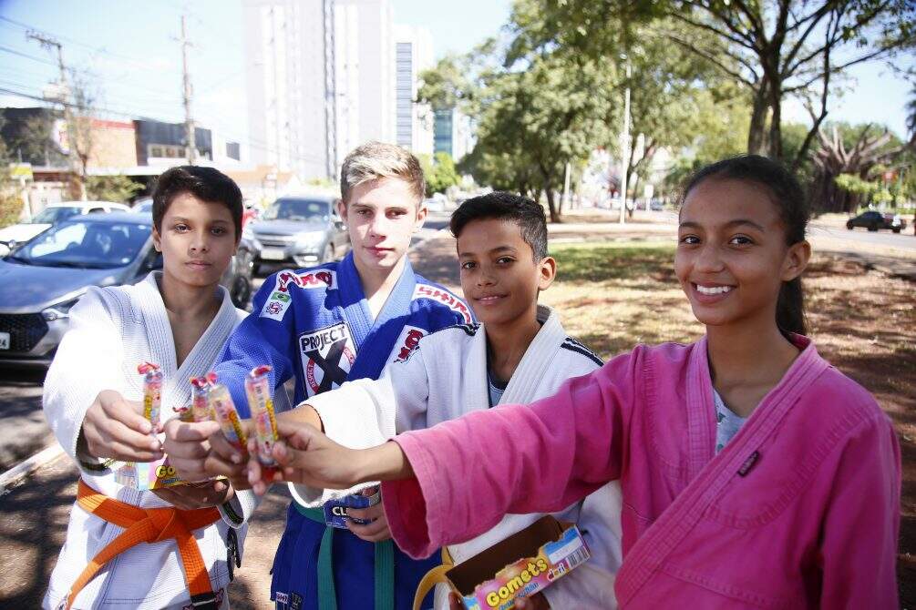 MG 0417 - Crianças vendem balas nos semáforos de Campo Grande para participarem de campeonato de Jiu-jitsu