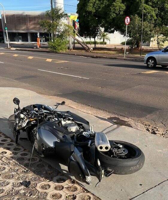 Advogado é atropelado por motociclista em BMW que fugiu do local a pé