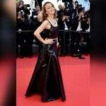 Philippine Leroy-Beaulieu usa look digno de Sylvie de Emily em Paris no tapete vermelho de Cannes