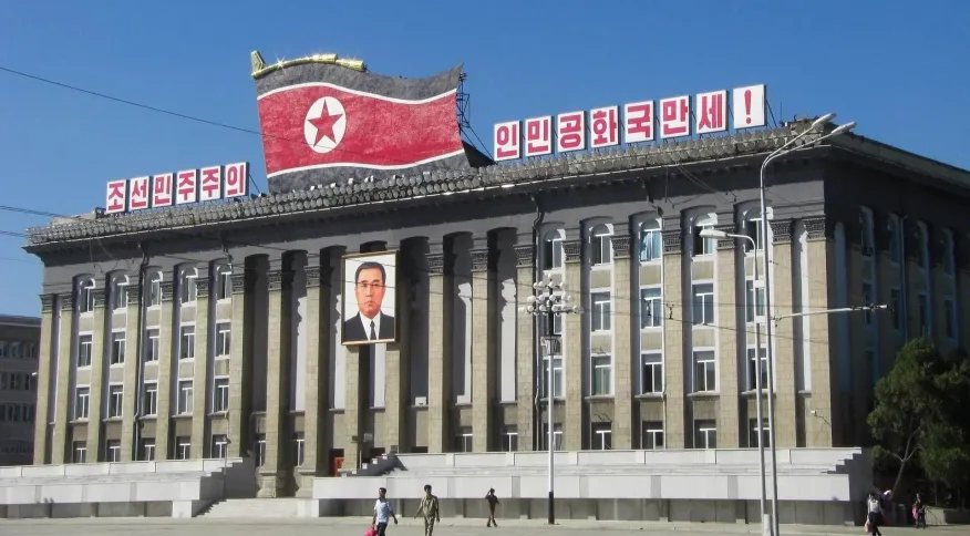 Coreia do Norte revela primeiro surto de Covid e declara lockdown
