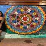 Artista nômade passa por Campo Grande e pinta mandala em espaço cultural