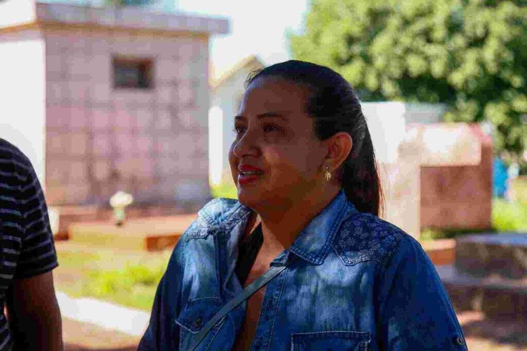 Vania Cecilia dos Santos - Com homenagem a quem já se foi, cemitério fica movimentado no Dia das Mães em Campo Grande