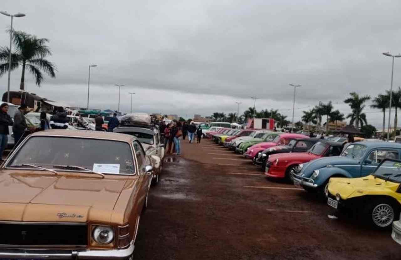 Mais de 2 mil pessoas participam de encontro de veículos antigos em Dourados