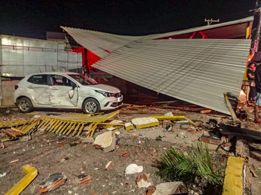 VÍDEO: Motorista é lançado para fora do carro ao colidir e derrubar muro de lava-jato em Campo Grande