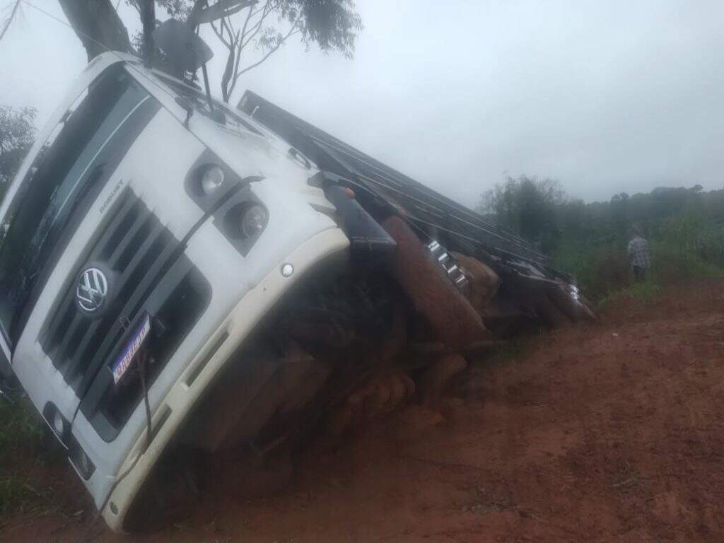 WhatsApp Image 2022 05 15 at 14.07.49 - Caminhão carregado com bois cai em vala e moradores reivindicam melhorias em estrada de MS