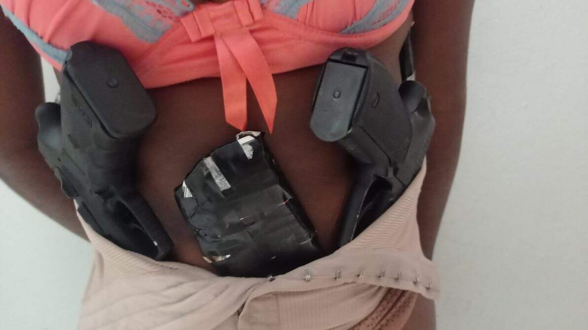 Mulher é presa com armas e munições presas ao corpo que levaria à facção criminosa