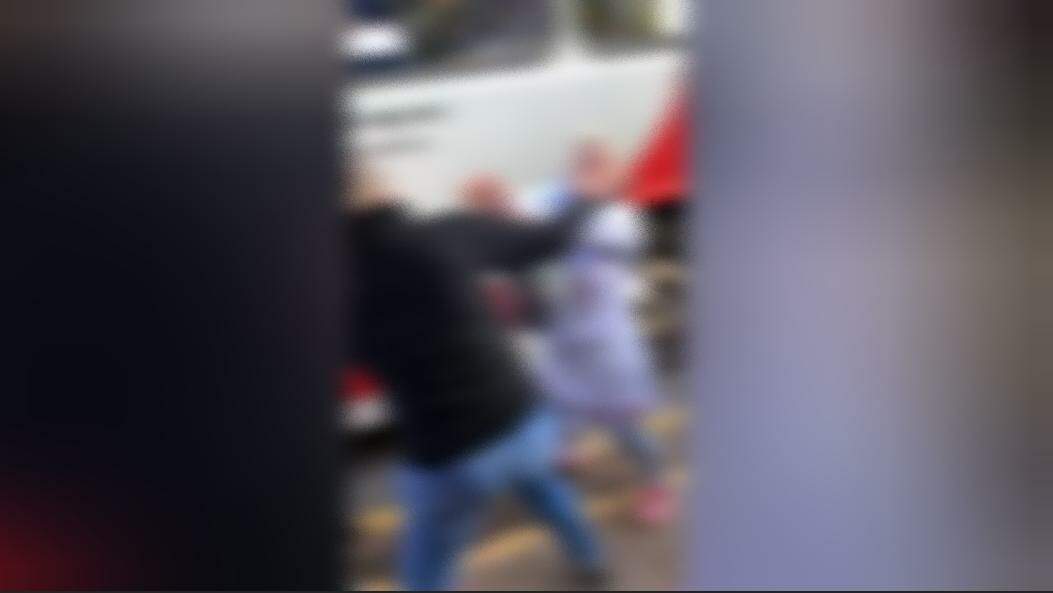 VÍDEO: Após comentário racista de passageira, mulheres brigam em ponto de ônibus em Campo Grande