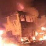 VÍDEO mostra carretas pegando fogo após acidente na BR-262